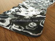 Les semelles occasionnelles de pantoufle de caoutchouc mousse avec du plastique de logo d'impression attache le camouflage de massage