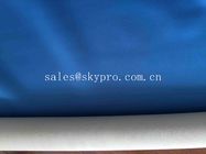 Côté doux coloré du petit pain un de tissu du néoprène de relief avec le polyester en nylon bleu de Spandex