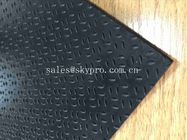 La couleur noire de petits de riz tapis en caoutchouc de modèle gravent le dessus en refief, la densité 1.5g/Cm3