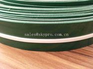 Huile - bande de conveyeur en caoutchouc verte de PVC de preuve avec la paroi latérale de jupe de bride de crampon