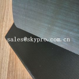 Soling en caoutchouc à haute résistance noir couvre la feuille naturelle en caoutchouc de gomme de modèle de vague de W pour le matériel de semelle de chaussure