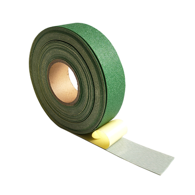Tape anti-dérapant lumineux et auto-adhésif.