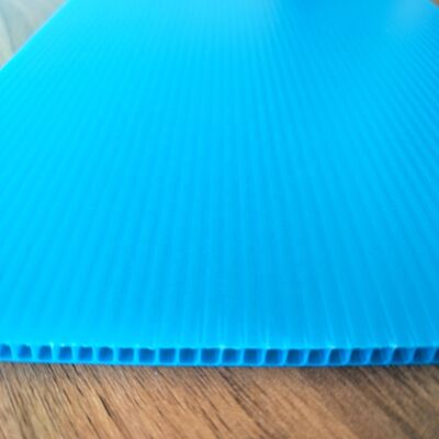 Feuille creuse en plastique ignifuge et antistatique stabilisée aux UV et feuille plastique double cannelure en PP