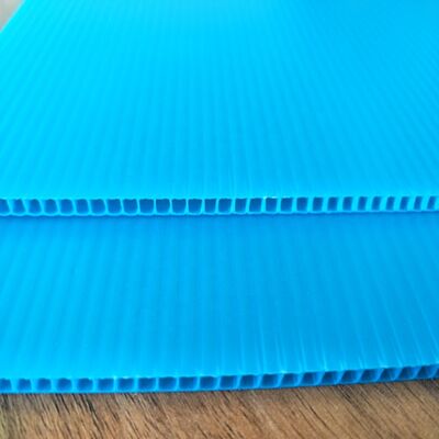 Feuille creuse en plastique ignifuge et antistatique stabilisée aux UV et feuille plastique double cannelure en PP