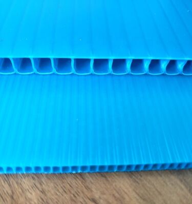 Feuille ondulée en plastique PP recyclable et imperméable de taille personnalisée pour emballage de boîtes