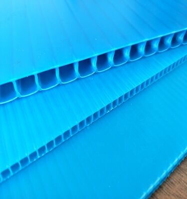 Feuille ondulée en plastique PP recyclable et imperméable de taille personnalisée pour emballage de boîtes