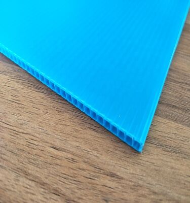 Feuille ondulée en plastique PP recyclable et imperméable de taille personnalisée pour emballage de boîtes