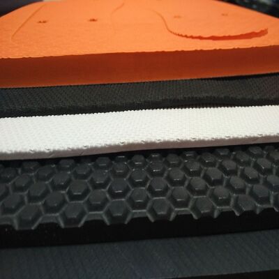Fabrique en gros Couleur coupe EVA pantoufles sandales Soles extérieures de cellule fermée avec soule en mousse douce Produits en caoutchouc