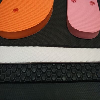 Fabrique en gros Couleur coupe EVA pantoufles sandales Soles extérieures de cellule fermée avec soule en mousse douce Produits en caoutchouc