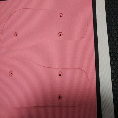 Fabrique en gros Couleur coupe EVA pantoufles sandales Soles extérieures de cellule fermée avec soule en mousse douce Produits en caoutchouc